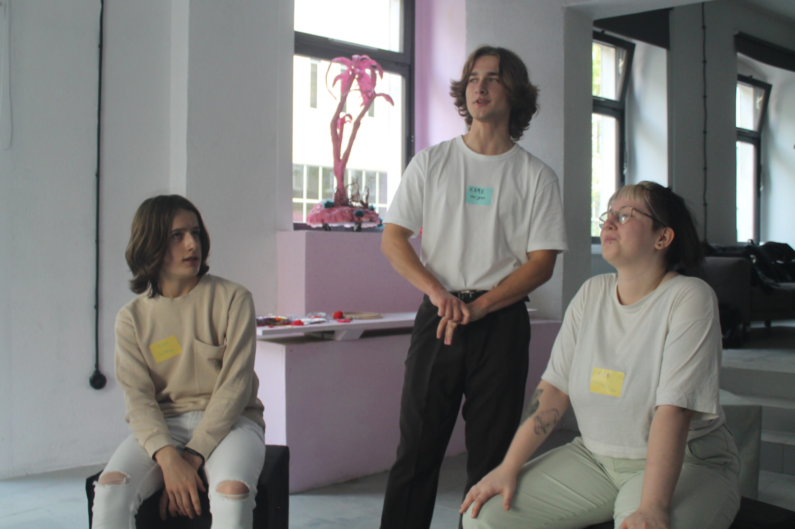 trzy osoby, ktore rozmawiaja ze soba