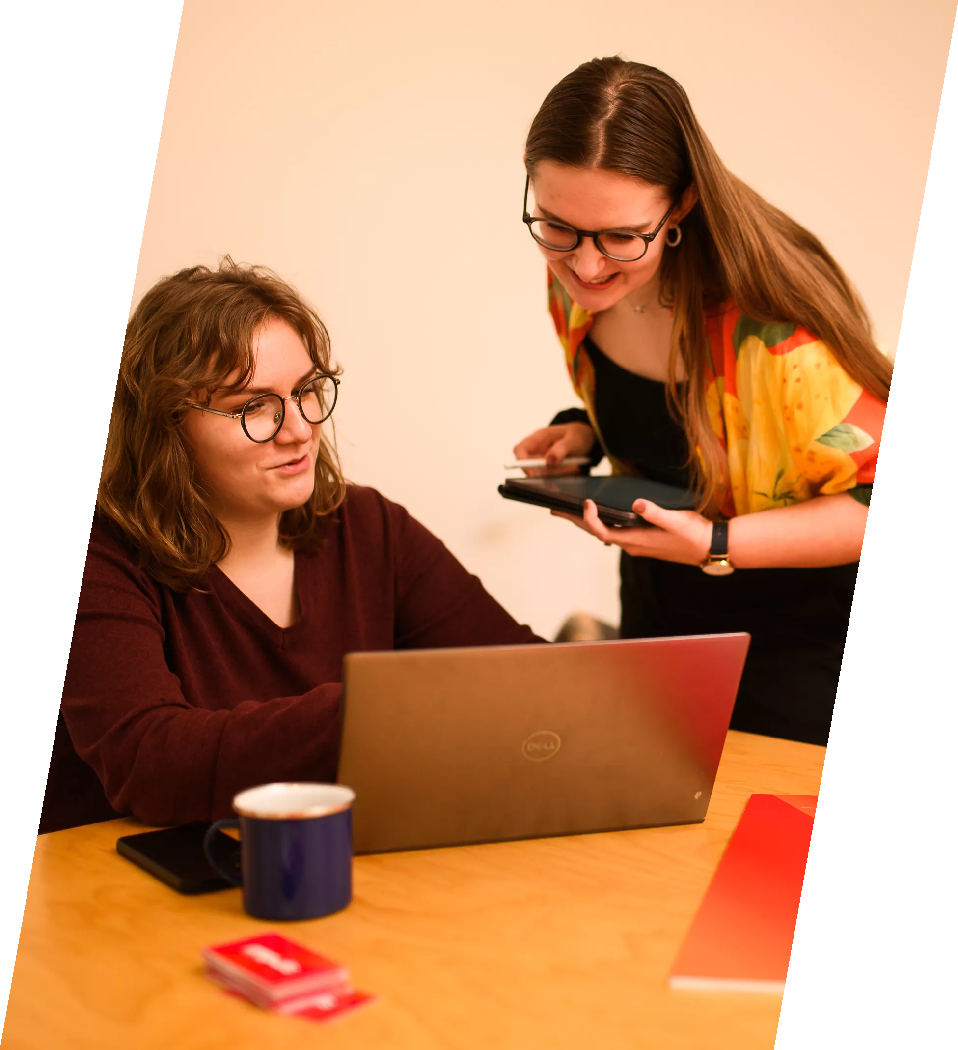 cztery osoby trzymają wizytówkę z napisem impuls