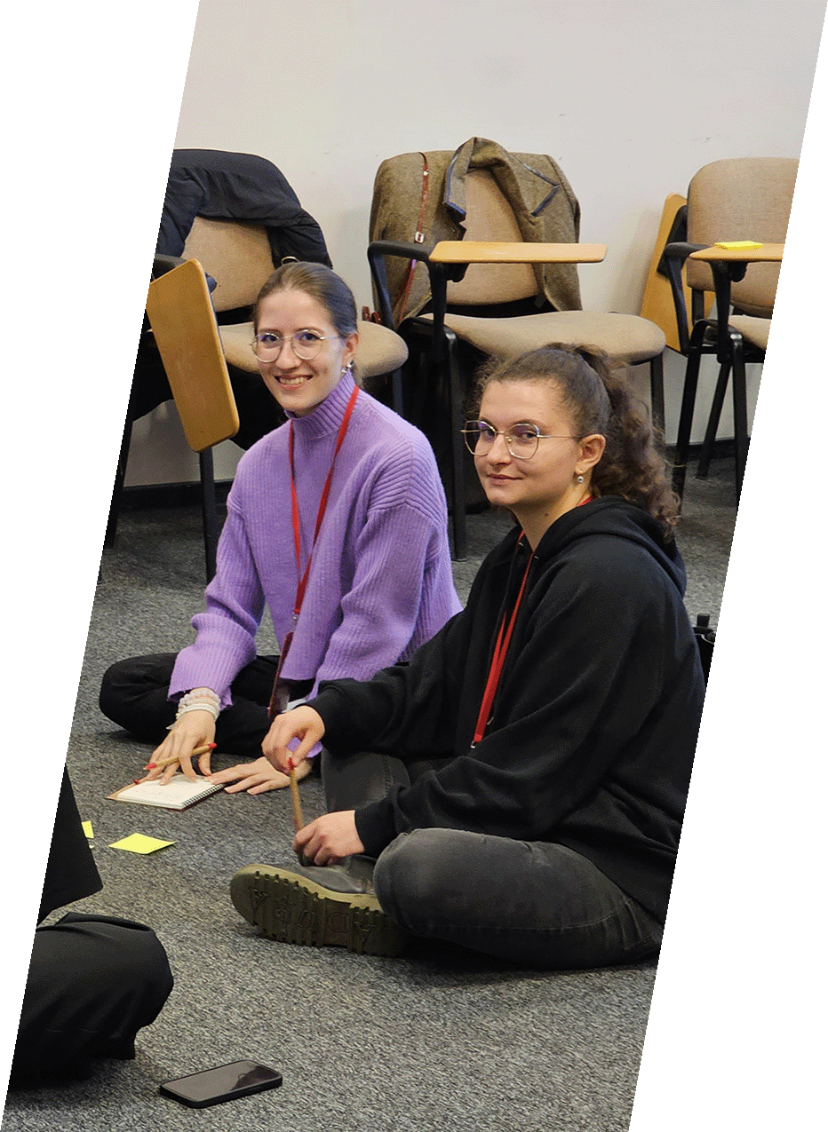 czterech ludzi trzymających wizytówkę fundacji impuls